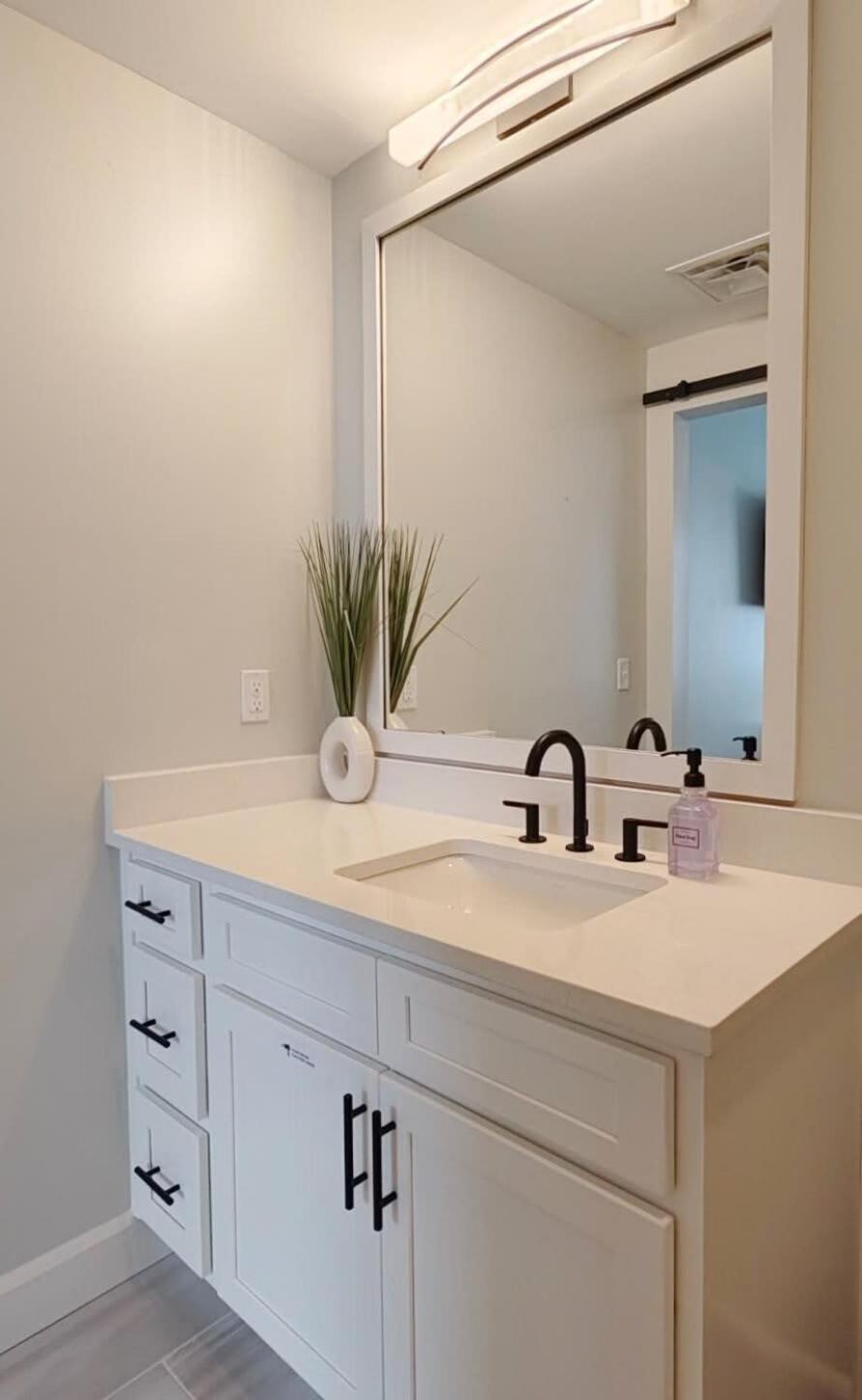 Fun Cozy Apts - 1 25 Mile Walk To Tiaa Bnk Fld Jacksonville Bagian luar foto